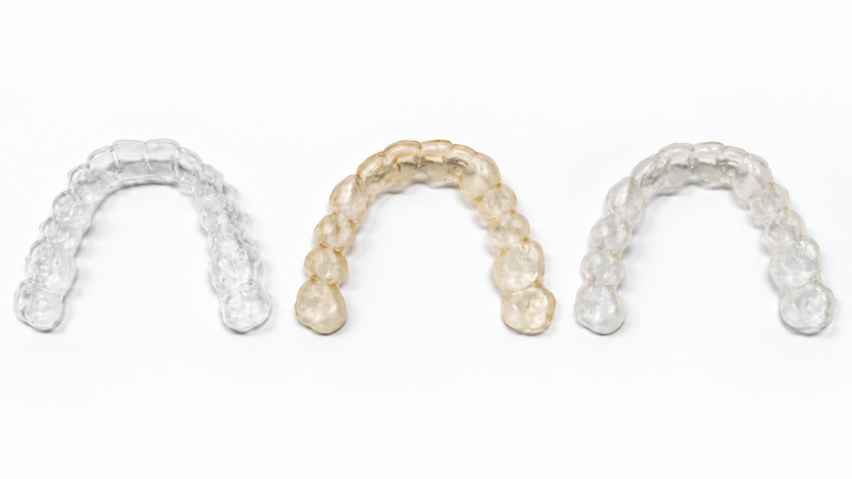 : קשתיות 4D Aligner™ לפני השימוש, לאחר שלושה ימי שימוש עם שינוי צבע צהבהב ולאחר ניקוי.